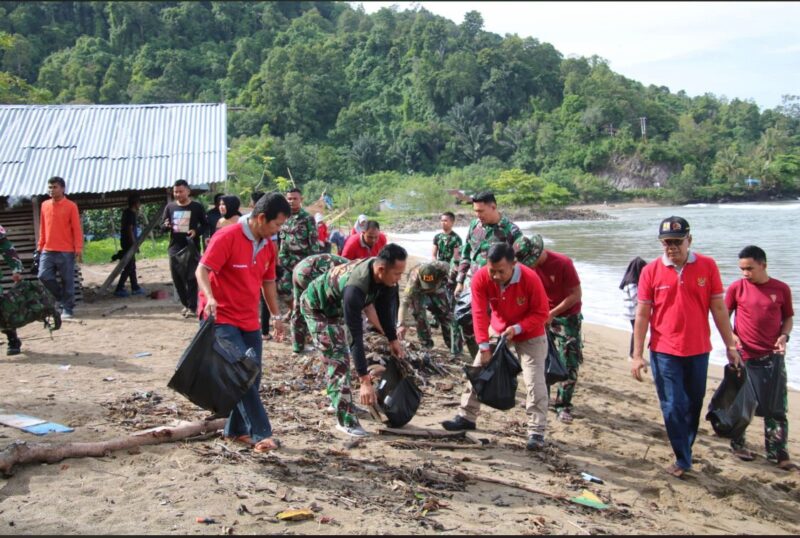 Tim Satgas TMMD  Bersih-Bersih Pantai Sungai Nipah