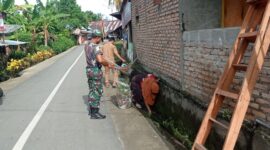 Satgas TMMD 115 Bantu Masyarakat bersihkan sampah di Gorong-Gorong