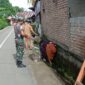 Satgas TMMD 115 Bantu Masyarakat bersihkan sampah di Gorong-Gorong