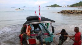 Satgas TMMD ke 115 Kodim 0311/Pessel Bantu Sandarkan Perahu Nelayan 