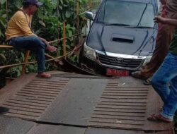 Kronologi Mobil Plat Merah yang Nyangkut di Jembatan Gantung Muaro Sakai-Tluk Kualo