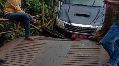 Mobil Plat Merah Nyangkut di Jembatan Gantung yang Hubungkan 2 Kecamatan di Pessel