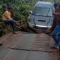 Mobil berplat merah yang tersangkut di jembatan yang menghubungkan dua kecamatan di Pesisir Selatan 