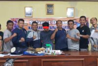 Kapolsek Lengayang Iptu Gusmanto dan Team Lengayang Syariah bersama dengan terduga pelaku penyalahgunaan narkoba yang ditangkap di Lakitan Utara pada Senin (31/10) malam 