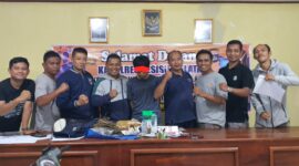 Kapolsek Lengayang Iptu Gusmanto dan Team Lengayang Syariah bersama dengan terduga pelaku penyalahgunaan narkoba yang ditangkap di Lakitan Utara pada Senin (31/10) malam 