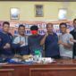 Kapolsek Lengayang Iptu Gusmanto dan Team Lengayang Syariah bersama dengan terduga pelaku penyalahgunaan narkoba yang ditangkap di Lakitan Utara pada Senin (31/10) malam 