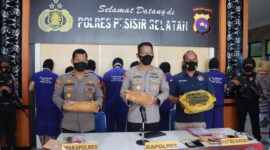 Kapolres bersama Wakapolres dan Kasatresnarkoba saat press release di Painan, Selasa (1/11) pagi 