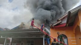 Satgas TMMD Ke 115 Kodim 0311/Pessel Bantu Padamkan Api  Rumah masyarakat yang terbakar.