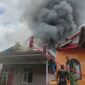 Satgas TMMD Ke 115 Kodim 0311/Pessel Bantu Padamkan Api  Rumah masyarakat yang terbakar.