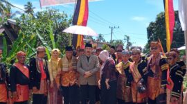 Kombes Pol Kamaruddin (berpeci hitam sebelah kiri) dan Brigjen Pol Jafriedi (berpeci hitam sebelah kanan)