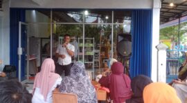 Ikal Jonedi saat menghadiri acara Syukuran Satu Tahun Galeri Forum Industri Kecil dan Menengah (FIKMA) Pesisir Selatan 