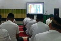 Prajurit Kodim 0311/Pessel saat mengikuti Istighosah Kubra secara virtual di Masjid Taqwa Makodim Pessel, Ahad (19/2)