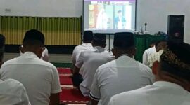 Prajurit Kodim 0311/Pessel saat mengikuti Istighosah Kubra secara virtual di Masjid Taqwa Makodim Pessel, Ahad (19/2)