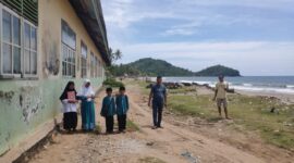 Anggota DPRD Pessel Ikal Jonedi saat meninjau kondisi bangunan SDN 28 Pasar Surantih