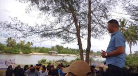 Anggota DPRD Kabupaten Pesisir Selatan Fraksi Partai Demokrat Ikal Jonedi saat di Pantai Wisata Samudera Surantih, Selasa (7/2)