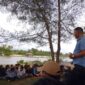 Anggota DPRD Kabupaten Pesisir Selatan Fraksi Partai Demokrat Ikal Jonedi saat di Pantai Wisata Samudera Surantih, Selasa (7/2)
