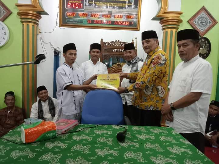 Anggota DPRD Sumbar Zarfi Deson saat melakukan kunjungan Safari Ramadan ke Kampung Langgai, Nagari Ganting Mudik Utara Surantih, Kecamatan Sutera pada Jum'at (07/04/2023)