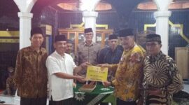Anggota DPRD Provinsi Sumatera Barat dari Fraksi Partai Golkar Zarfi Deson saat menyerahkan bantuan untuk Masjid Rahmaturrahim di Kampung Lubuk Sariak