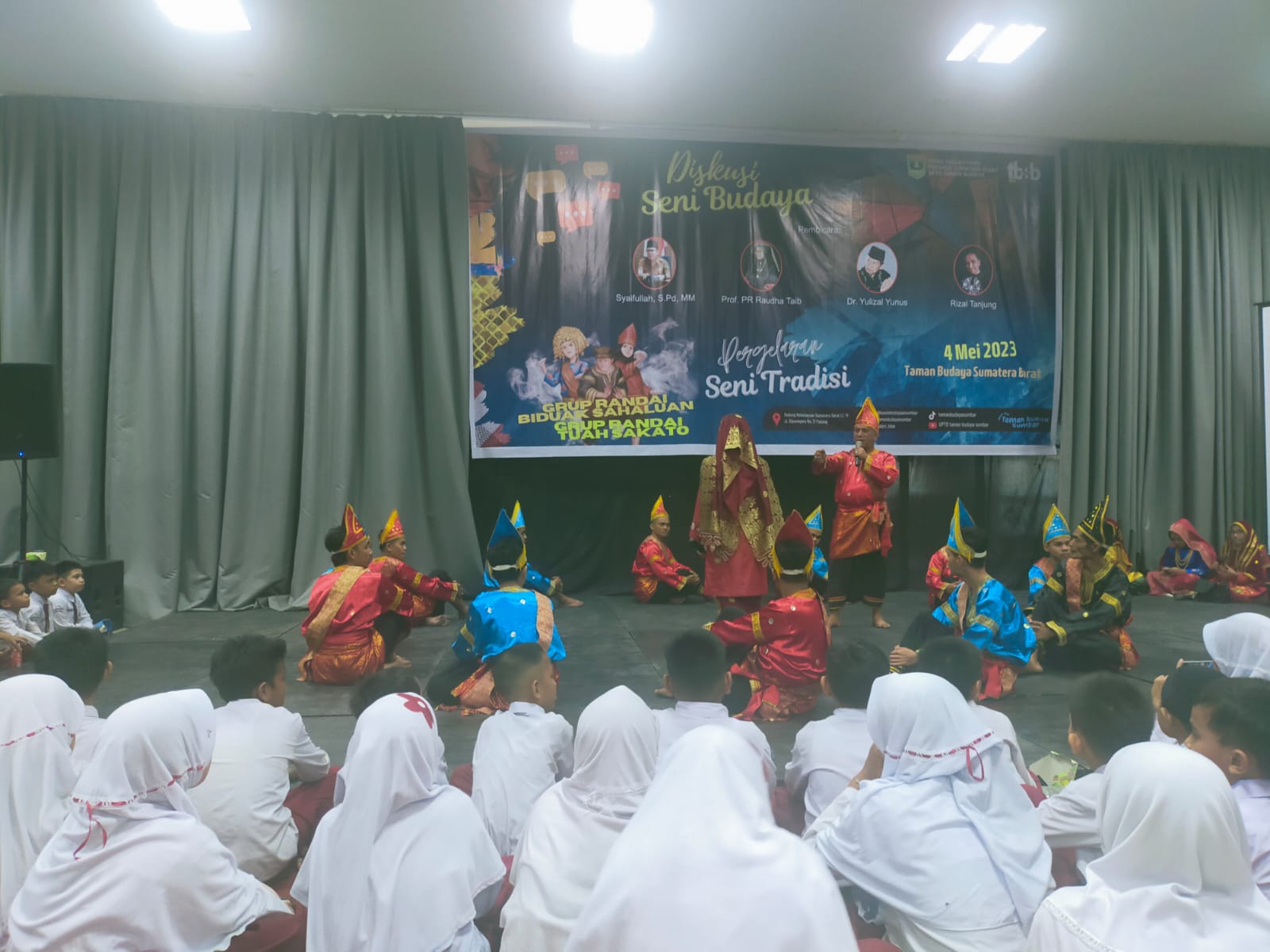 Kata Kebudayaan dan Budaya tidak Ditemukan dalam Kamus Bahasa Minangkabau