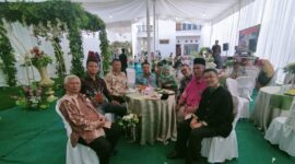 Dalam Alek: paling kanan pak Dirwan baju hitam di sampingnya baju merah Prof. Dato Paduka Dr. Mohd. Rosli Saludin Raja Tarombo Negeri Sembilan Malaysia.