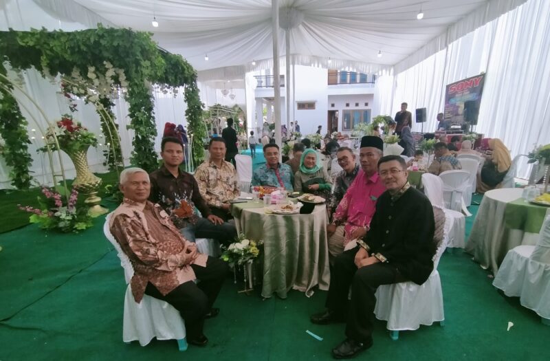 Dalam Alek: paling kanan pak Dirwan baju hitam di sampingnya baju merah Prof. Dato Paduka Dr. Mohd. Rosli Saludin Raja Tarombo Negeri Sembilan Malaysia.