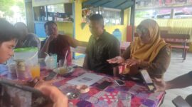 Darwita (52) istri tersangka Armizal (62) didampingi penasihat hukumnya Dr. Rodi Chandra saat memberikan keterangan kepada sejumlah wartawan di Painan, Selasa (16/5/2023).