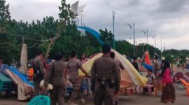 Satpol PP Padang sisir kawasan Pantai 