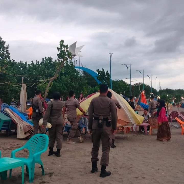 Hindari Payung Ceper, Puluhan Personil Satpol PP Sisir Kawasan Pantai Padang