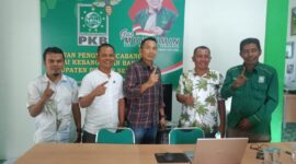 Dr Rodi Chandra saat mendaftarkan diri sebagai bupati/wakil bupati Pesisir Selatan di Kantor DPC Partai Kebangkitan Bangsa (PKB) Pesisir Selatan, Senin (29/4).