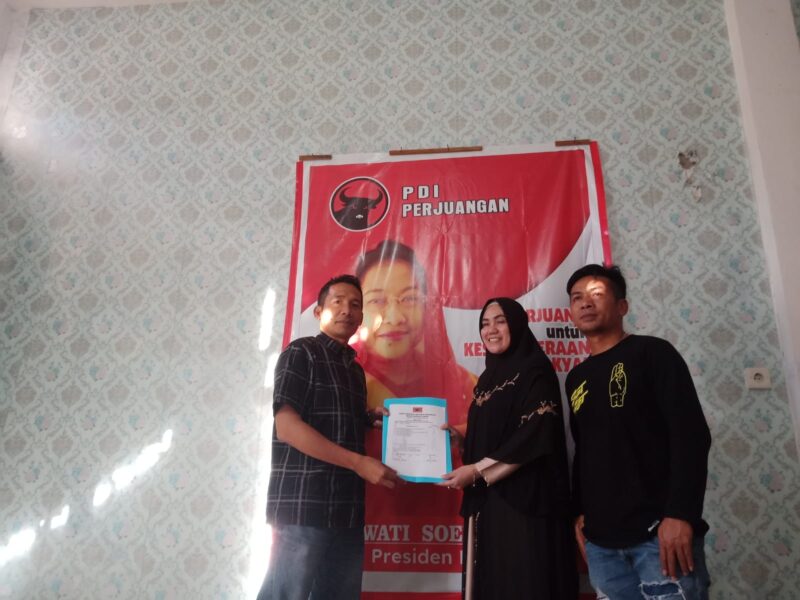Rodi Chandra saat mendaftar sebagai calon bupati ke Partai Demokrasi Indonesia Perjuangan (PDIP) Pesisir Selatan 