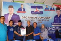 Ali Tanjung saat mendaftar sebagai calon bupati ke Partai Demokrat Pessel