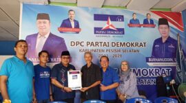 Ali Tanjung saat mendaftar sebagai calon bupati ke Partai Demokrat Pessel