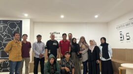 Bakal Calon Bupati Pesisir Selatan Welly Bernando foto bersama dengan mahasiswa Pesisir Selatan 