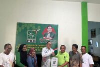 Bakal Calon Bupati Pesisir Selatan saat menyerahkan formulir pendaftaran ke DPC PKB Pessel 