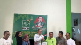 Bakal Calon Bupati Pesisir Selatan saat menyerahkan formulir pendaftaran ke DPC PKB Pessel 