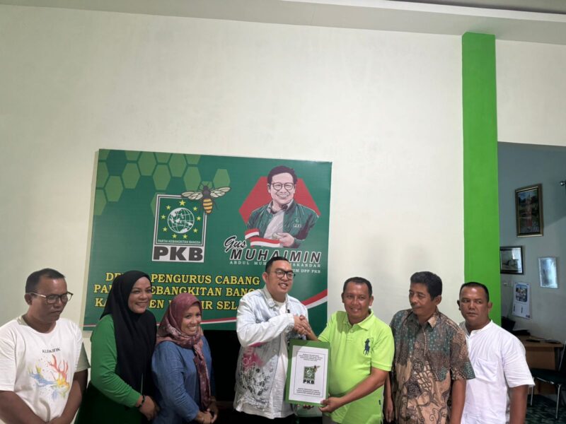 Bakal Calon Bupati Pesisir Selatan saat menyerahkan formulir pendaftaran ke DPC PKB Pessel 