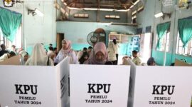 Pemilih di Pesisir Selatan saat memberikan hak pilihnya di tempat pemungutan suara (TPS)