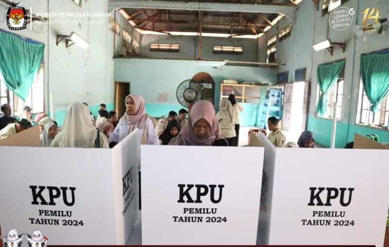 Pemilih di Pesisir Selatan saat memberikan hak pilihnya di tempat pemungutan suara (TPS)