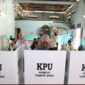 Pemilih di Pesisir Selatan saat memberikan hak pilihnya di tempat pemungutan suara (TPS)