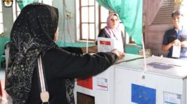 Pemilih di Pesisir Selatan saat memberikan hak pilihnya di tempat pemungutan suara (TPS)