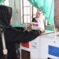 Pemilih di Pesisir Selatan saat memberikan hak pilihnya di tempat pemungutan suara (TPS)