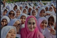 Anggota DPR RI Fraksi Partai Nasdem Lisda Hendrajoni saat berswa foto dengan para pelajar di salah satu sekolah di Sumatera Barat 