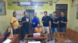 Terduga penyalahgunaan narkoba berinisial IW saat di Kantor di Polsek Koto XI Tarusan, Sabtu (8/6). Foto: Humas Polres Pesisir Selatan 