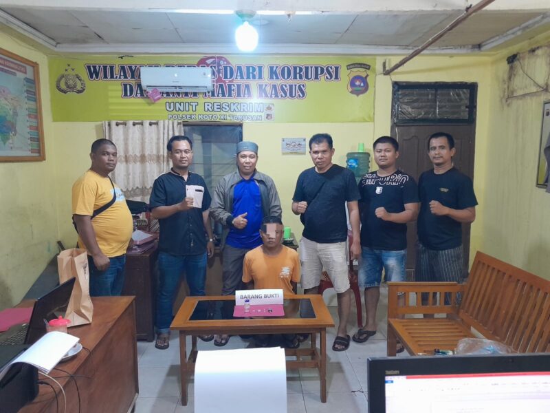 Terduga penyalahgunaan narkoba berinisial IW saat di Kantor di Polsek Koto XI Tarusan, Sabtu (8/6). Foto: Humas Polres Pesisir Selatan 