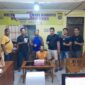 Terduga penyalahgunaan narkoba berinisial IW saat di Kantor di Polsek Koto XI Tarusan, Sabtu (8/6). Foto: Humas Polres Pesisir Selatan 