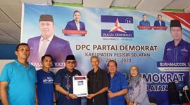 Bakal Calon Bupati Pesisir Selatan Ali Tanjung saat mendaftar sebagai calon kepala daerah di DPD Partai Demokrat Pesisir Selatan 