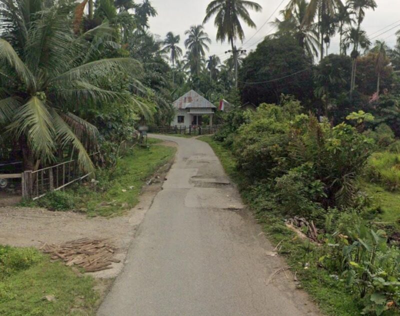 Salah satu ruas jalan dengan kondisi rusak di Nagari Amping Parak, Kecamatan Sutera 