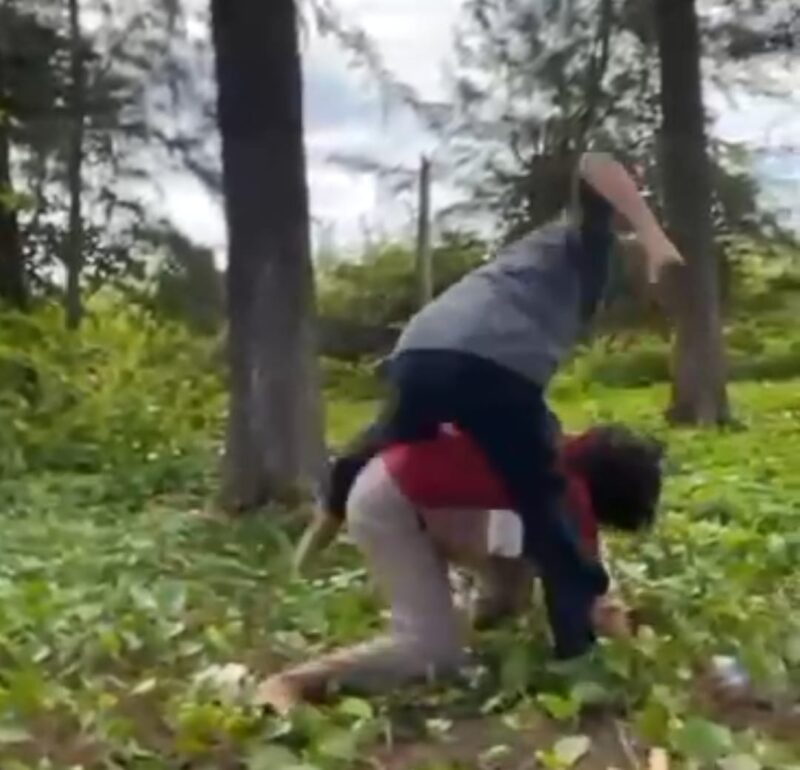 Tangkapan layar video viral perkelahian pelajar perempuan di Pesisir Selatan 