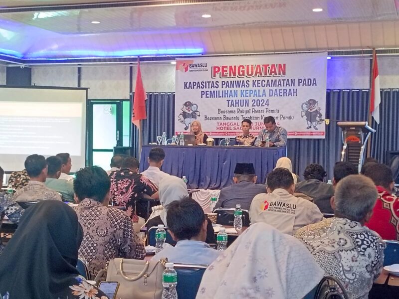 Jajaran Panwascam se-Pessel saat mengikuti acara Penguatan Kapasitas Panwascam pada Pemilihan Kepala Daerah tahun 2024 yang digelar di Sago, Painan, 27-28 Juni 2024.
