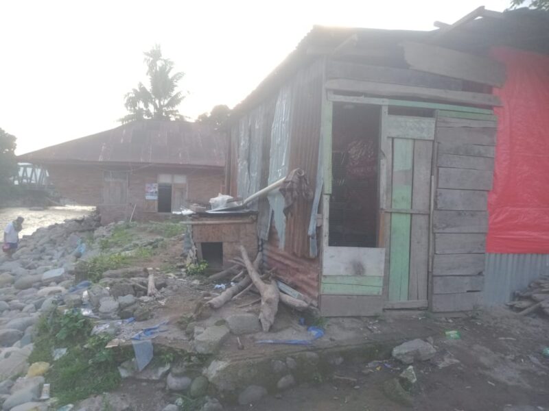 Salah satu rumah warga yang rusak akibat banjir bandang yang melanda Kampung Batu Bala, Nagari Ganting Mudik Utara Surantih, Kecamatan Sutera pada awal Maret 2024 lalu. Foto: Joni Darma Fitra/bandasapuluah.com